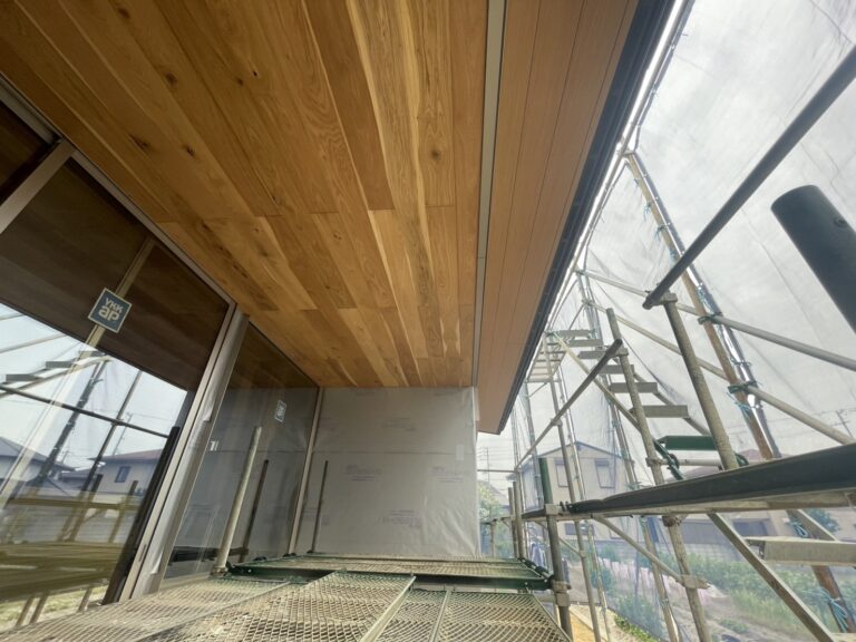 現場確認に行きました こんにちは！イノセンス建築設計事務所の田中です。 暑くなってまいりましたが、今日は素敵な「軒天」のご紹介です。 家を作るとき、あまり重視しないかもしれませんが、意外と「軒天」は重要です。 軒が短いと、雨風や日差しが直接入り込みますし、軒下でくつろぐこともできません。 イノセンス建築設計事務所では、軒にもこだわっております。 本日ご紹介するのは、「挽き板張り（ひきいたばり）」の軒天です。 「挽き板」は、天然の木を薄く挽いて切り出した板のことで、「挽板張り」は挽き板に、合板などの基材を張り合わせて作ります。 「挽板張り」では、無垢材のような自然の木目の風合いや質感を愉しんでいただけます。 暑くなるこの季節、木目の美しい軒下で、涼みながらビールなんて素敵ですね。